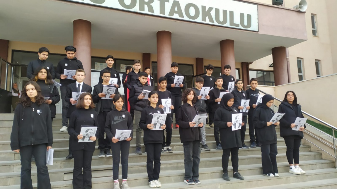 Atamızı andık. Ulu önder Mustafa Kemal Atatürk'ün aramızdan ayrılışının 84. Yıldönümünü münasebetiyle okulumuzda anma töreni düzenlendi.