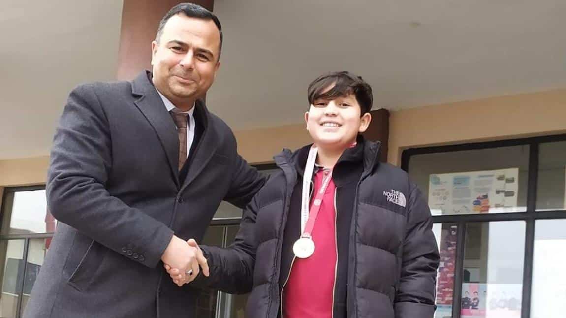 İlimizde yapılan Yıldızlar satranç turnuvasında il birincisi olan okulumuz öğrencilerinden Ahmet Tan Sarcan'a madalyası okul müdürümüz Çetin Şeran tarafından verildi...