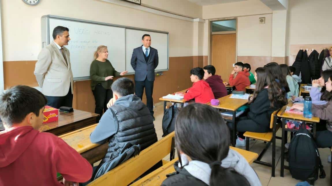 Okulumuzda 35.Vergi haftası etkinlikleri çerçevesinde vergi dairesi müdürü Aytaç TÜRKELİ tarafından öğrencilerimize seminer verildi.
