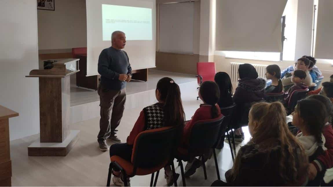 Doğa fotoğrafçısı Mete TÜRKOĞLU okulumuz konferans salonunda öğrencilerimize fotoğraf tarihi ve resim sanatı üzerine seminer verdi...