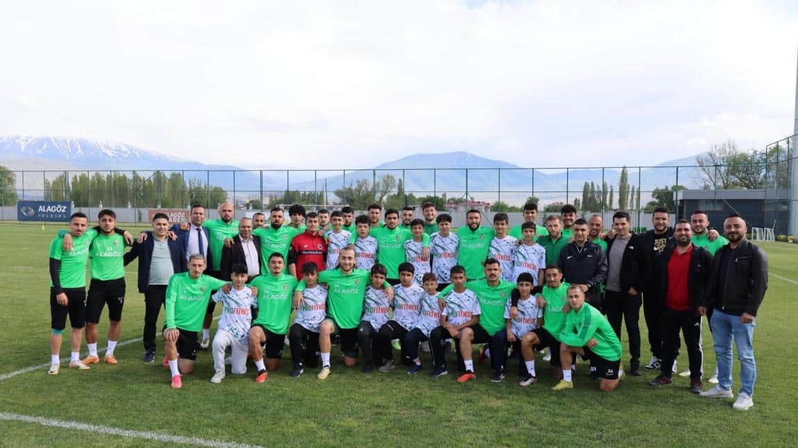 İl birincisi bölge birincisi olup Türkiye yarı finallerine kalan okul takımımız Iğdır futbol takımını ziyaret etti...