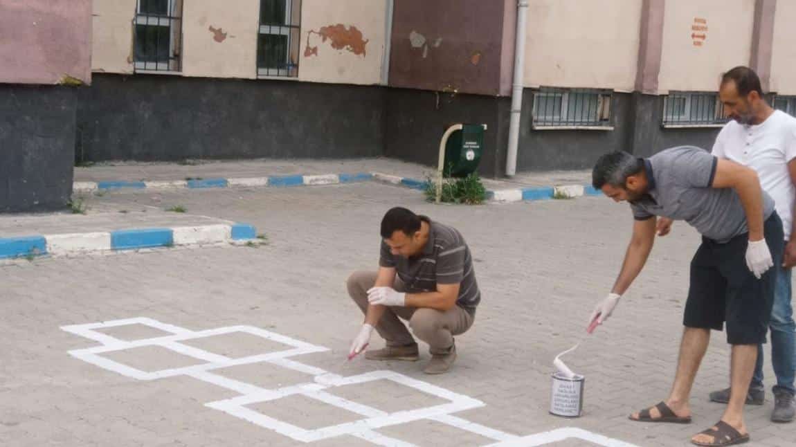 Okul bahçemizde geleneksel çocuk oyunları çizimleri yapıldı...